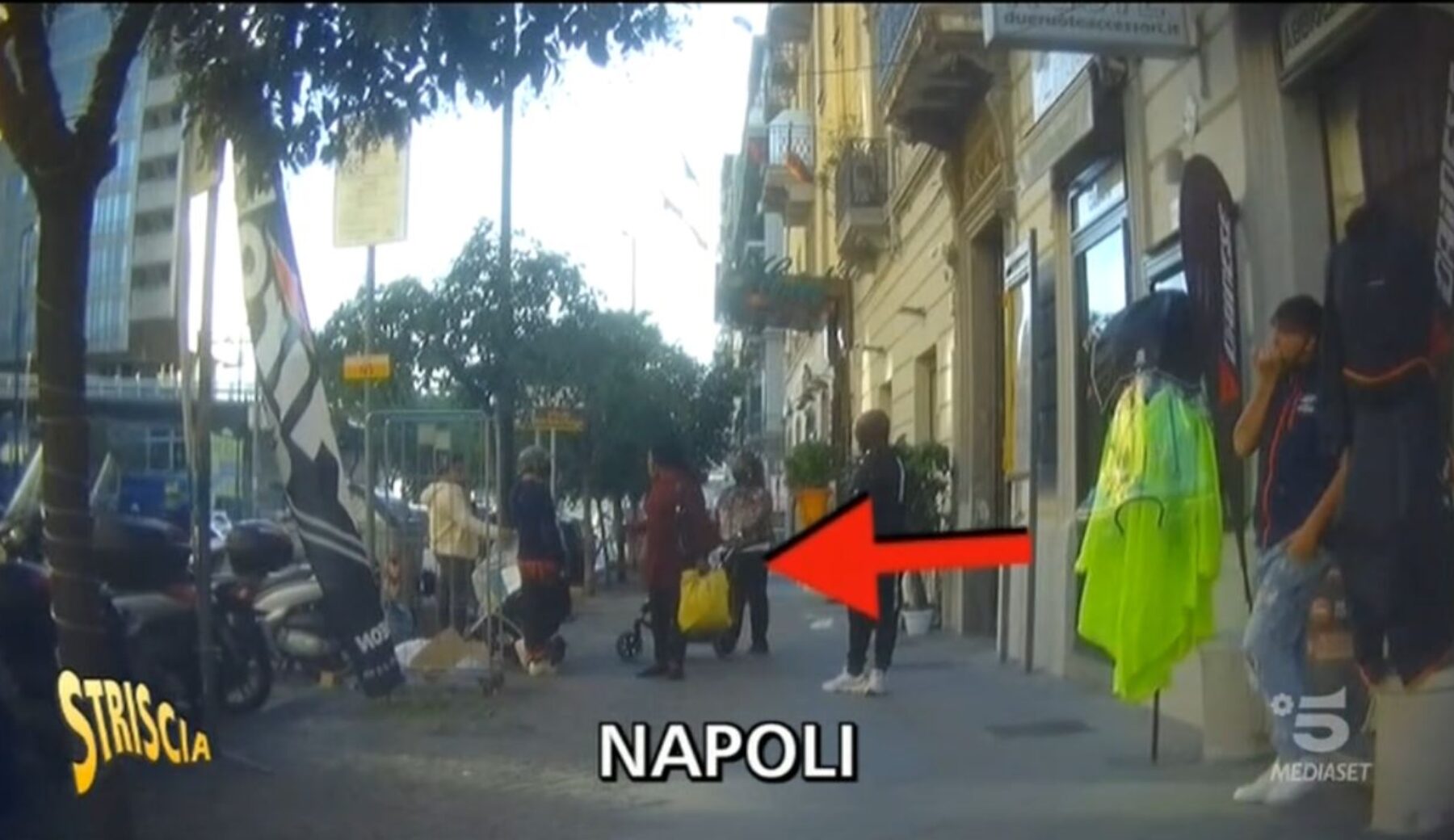Lotta ai venditori illegali, sequestrati a Napoli venti quintali di merce: tanti i servizi di Striscia sui mercatini abusivi di Porta Nolana