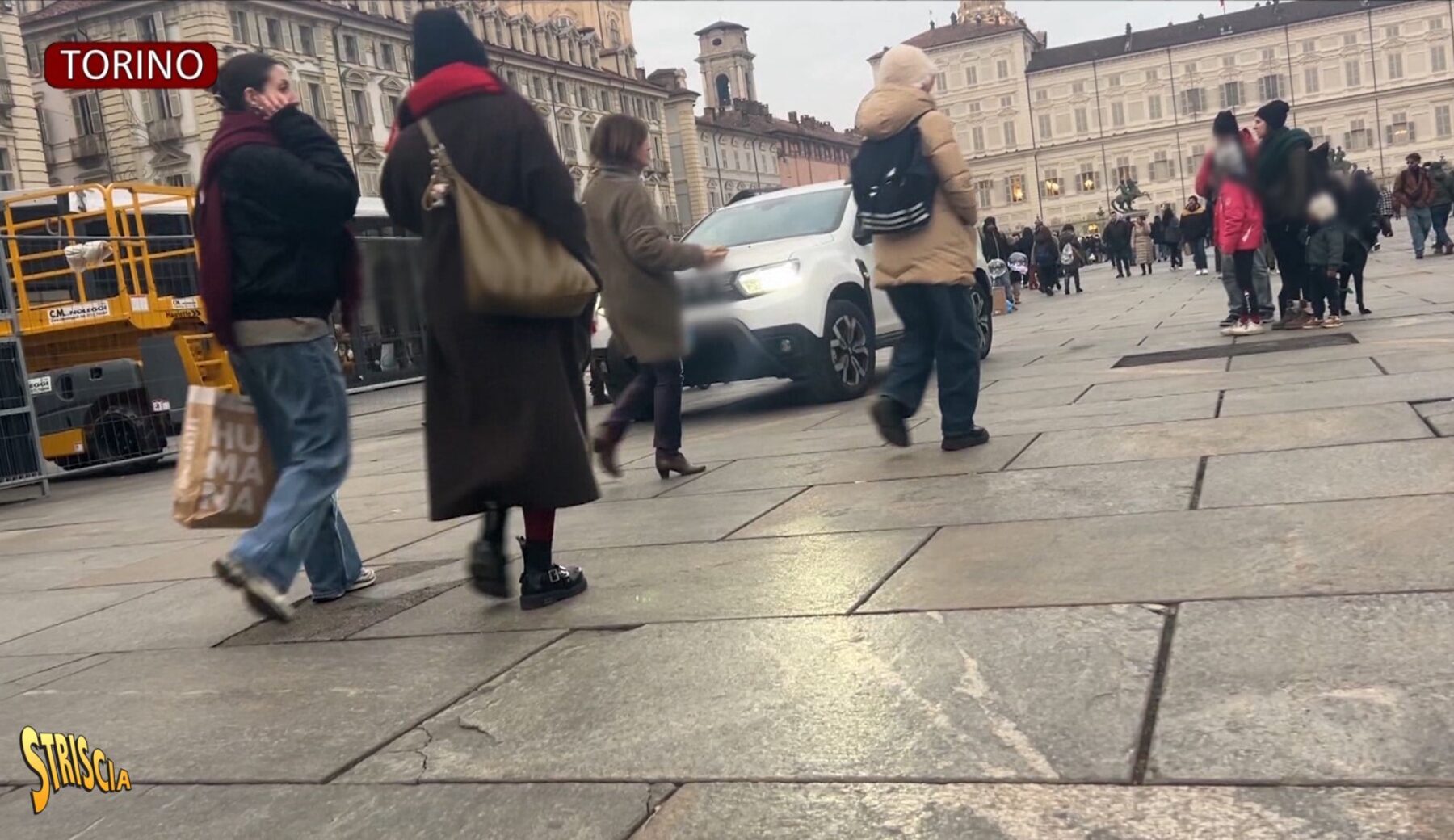 Stasera a Striscia Staffelli e Ghione mostrano come sia semplice entrare con l’auto nelle zone pedonali di Torino e Roma senza trovare alcun ostacolo. Che fine ha fatto l’innalzamento dei livelli di sicurezza nelle principali città italiane?