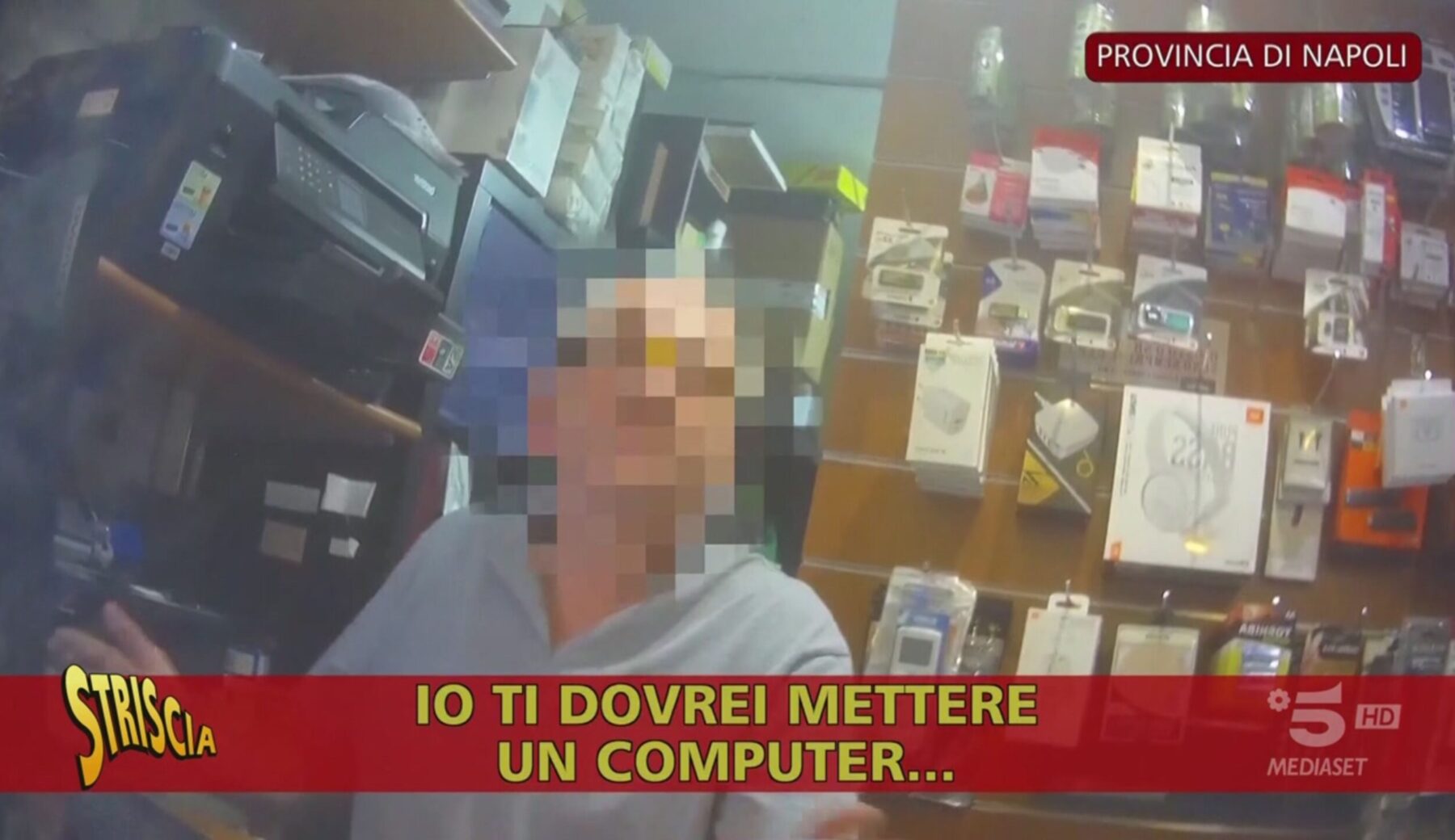 Carta del docente utilizzata per spese personali o in cambio di cash: Striscia lo racconta da anni