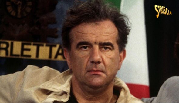 Compie 70 anni Gene Gnocchi, il comico che alla conduzione di Striscia con Tullio Solenghi fece divertire tutti con parodie indimenticabili