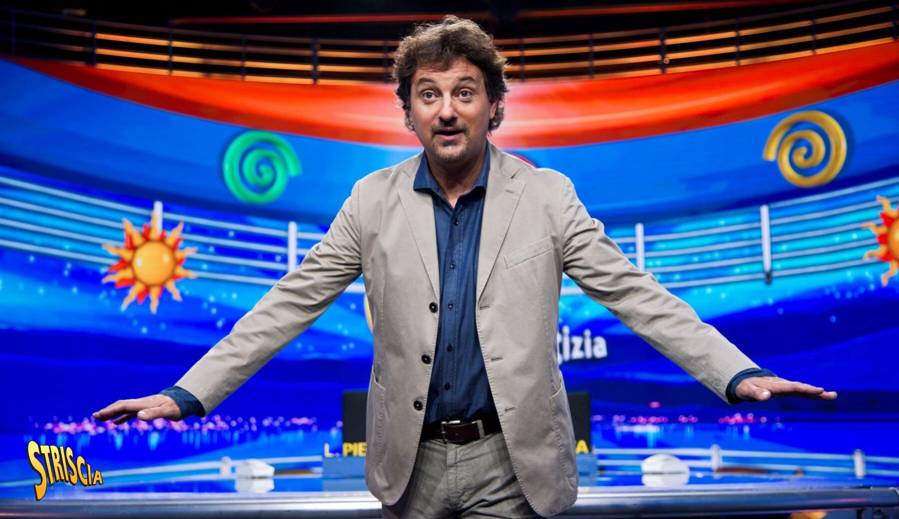 Leonardo Pieraccioni, 60 anni di successi e risate. Tanti auguri dalla famiglia di Striscia
