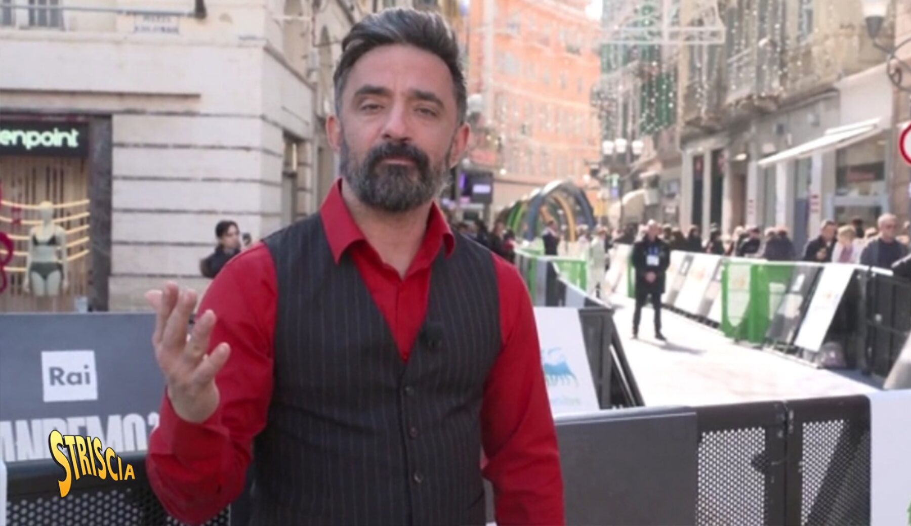 Stasera a Striscia: il Festival è al sicuro. Dopo i servizi del tg satirico, ora vengono effettuati i controlli a ogni varco