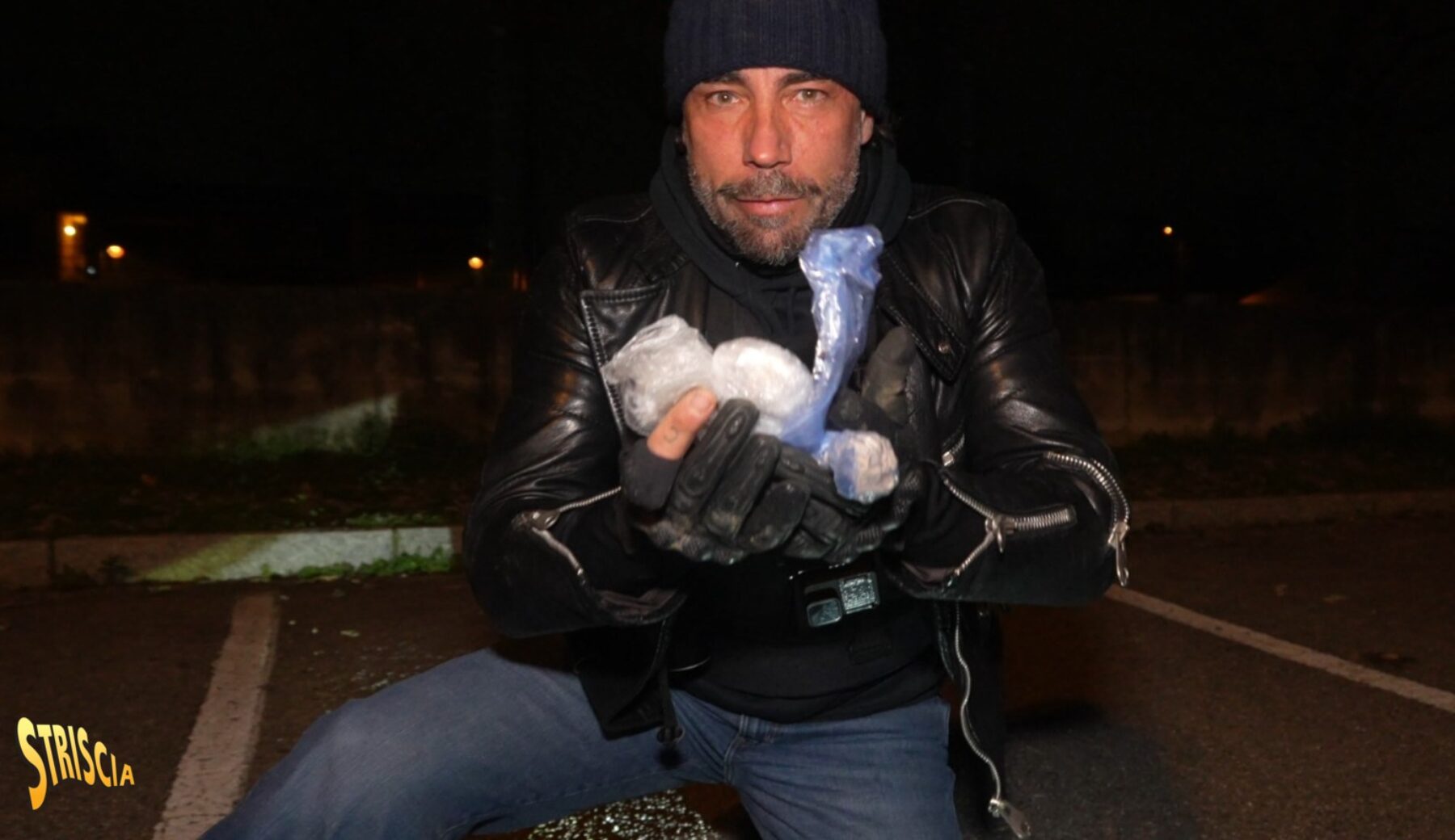 Stasera a Striscia: prosegue la lotta di Brumotti contro lo spaccio di droga. L’inviato recupera un’ingente quantità di eroina e cocaina in provincia di Bergamo