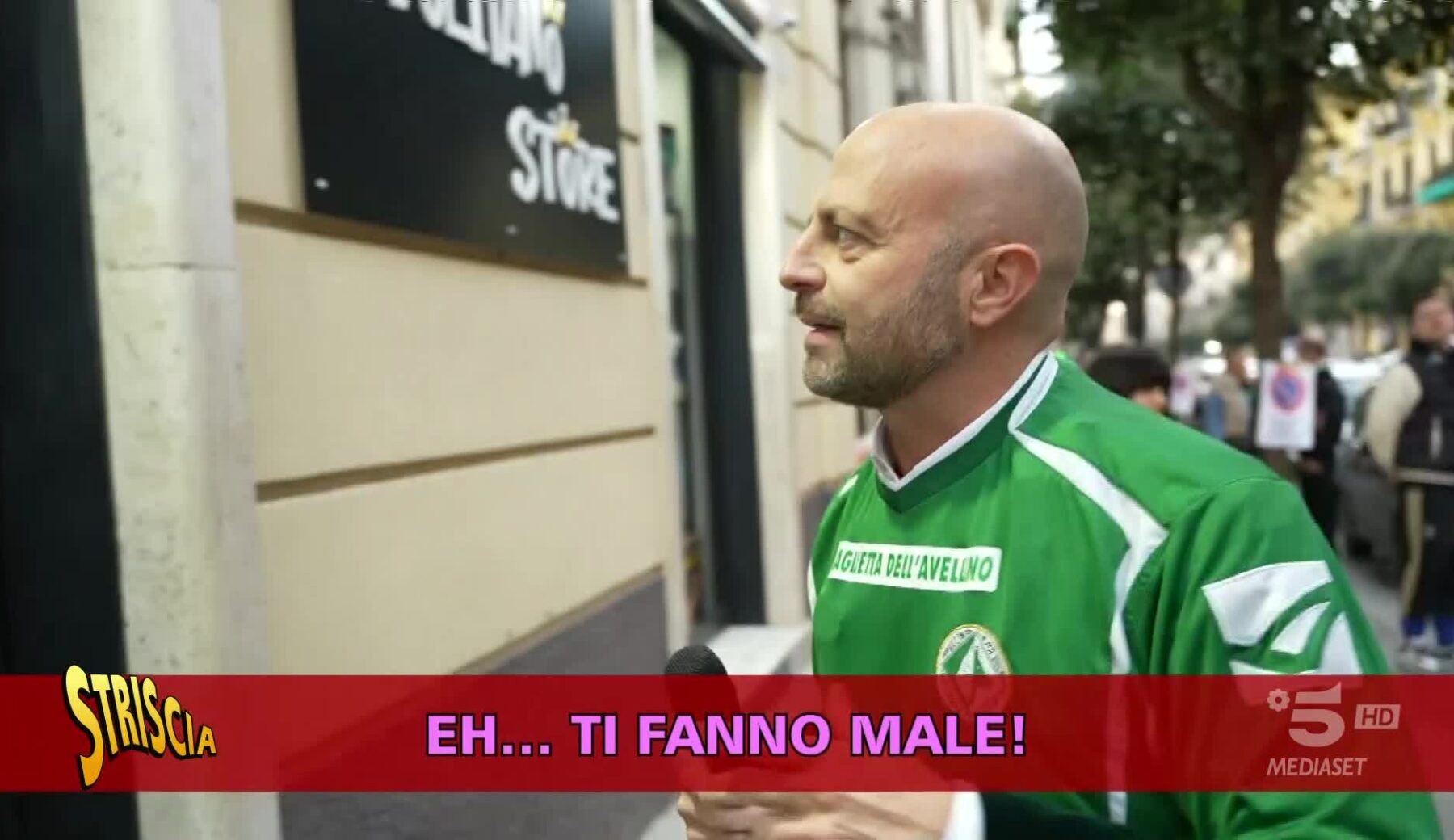 Stasera a Striscia Luca Abete scopre a Napoli un negozio che vende iPhone a prezzi sottocosto, ma solo se paghi cash. Quando l’inviato si palesa, l’atmosfera si scalda e arriva l’avvertimento: «Fai attenzione. Ti fanno male»