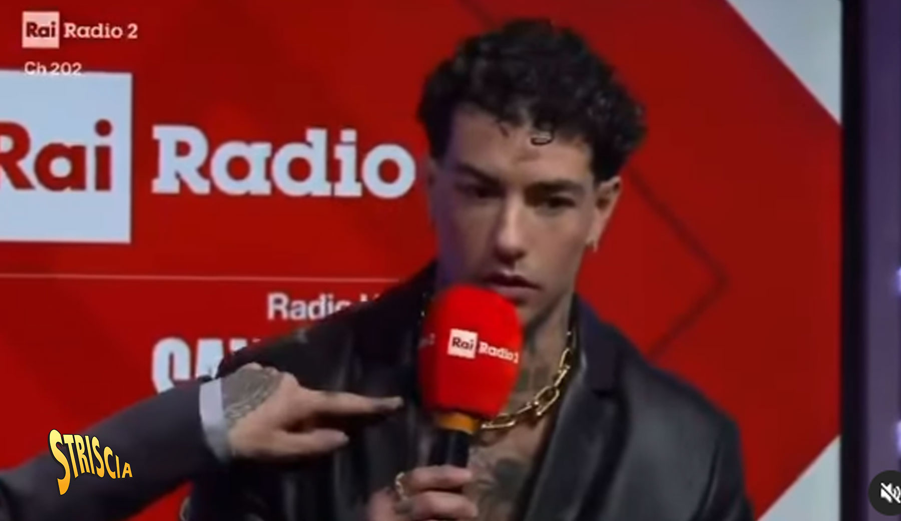 Tony Effe: «Sono inc***ato nero. Mi hanno levato la collana prima di salire sul palco. Per me il Festival finisce qui»