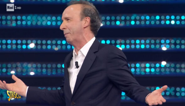 Benigni show a tutto campo. «Ho visto Tony Effe, mi ha chiesto: che c'hai una collana da prestarmi? Ed Elon Musk ha votato Giorgia...»