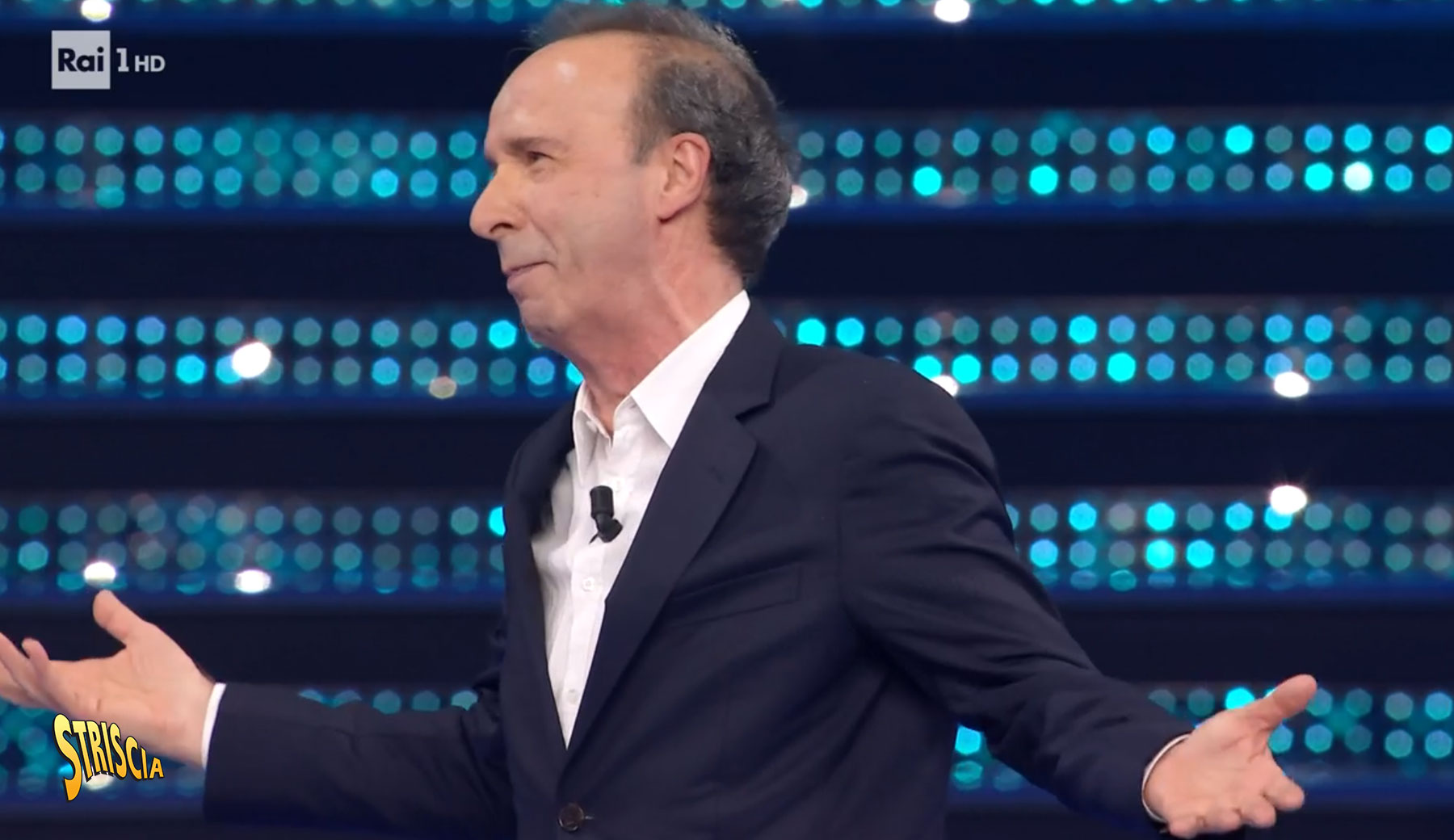 Benigni show a tutto campo. «Ho visto Tony Effe, mi ha chiesto: che c’hai una collana da prestarmi? Ed Elon Musk ha votato Giorgia…»