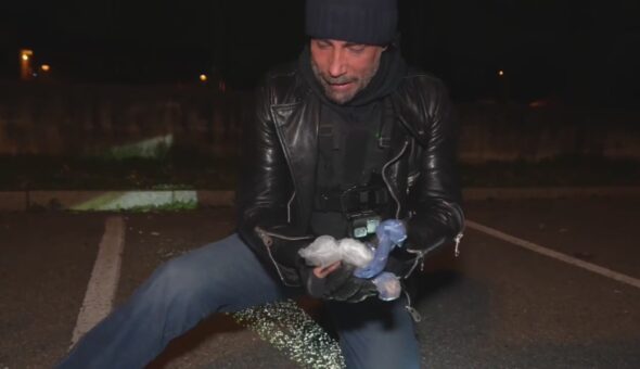 Stasera a Striscia: prosegue la lotta di Vittorio Brumotti contro lo spaccio di droga. L’inviato recupera un’ingente quantità di eroina e cocaina in provincia di Bergamo