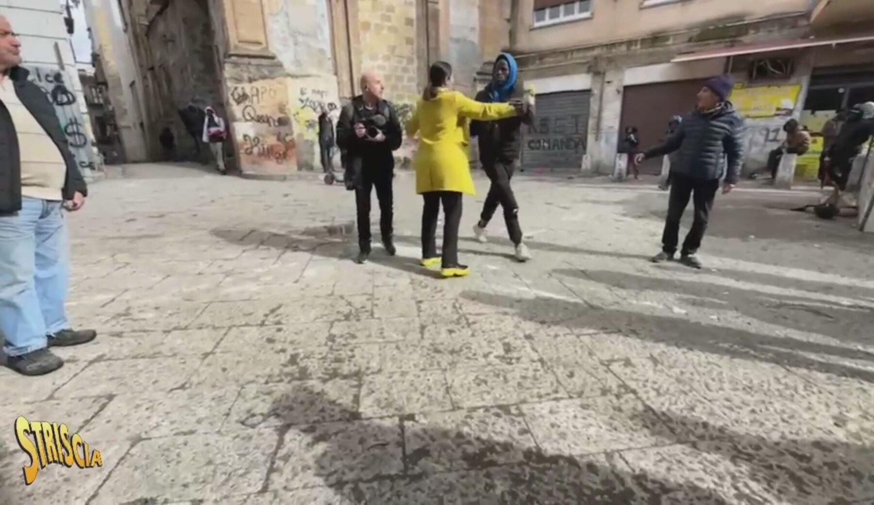 Questa sera a Striscia: pugni e spintoni a Stefania Petyx e alla sua troupe a Palermo nei pressi del mercato di Ballarò
