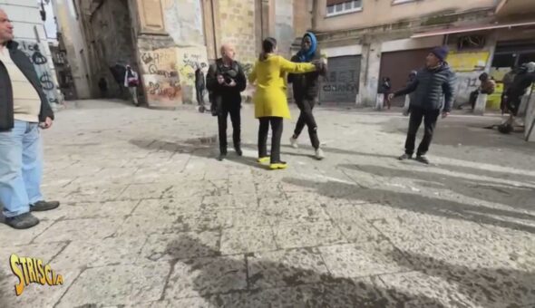 Questa sera a Striscia: pugni e spintoni a Stefania Petyx e alla sua troupe a Palermo nei pressi del mercato di Ballarò