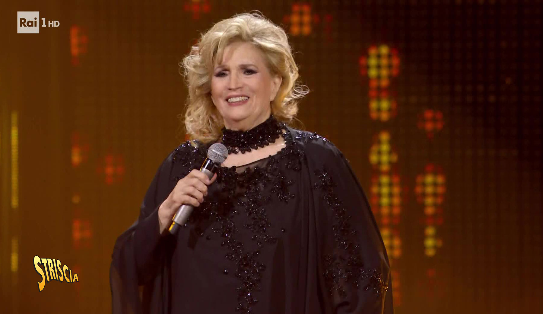 Iva Zanicchi regina di Sanremo, premio alla carriera e gaffe in diretta: un classico senza tempo…