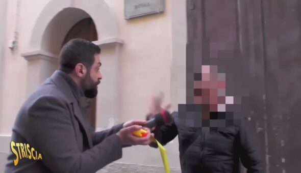 Stasera a Striscia: insultato e schiaffeggiato l'inviato Michele Macrì durante un servizio a Cetraro contro la 'ndrangheta