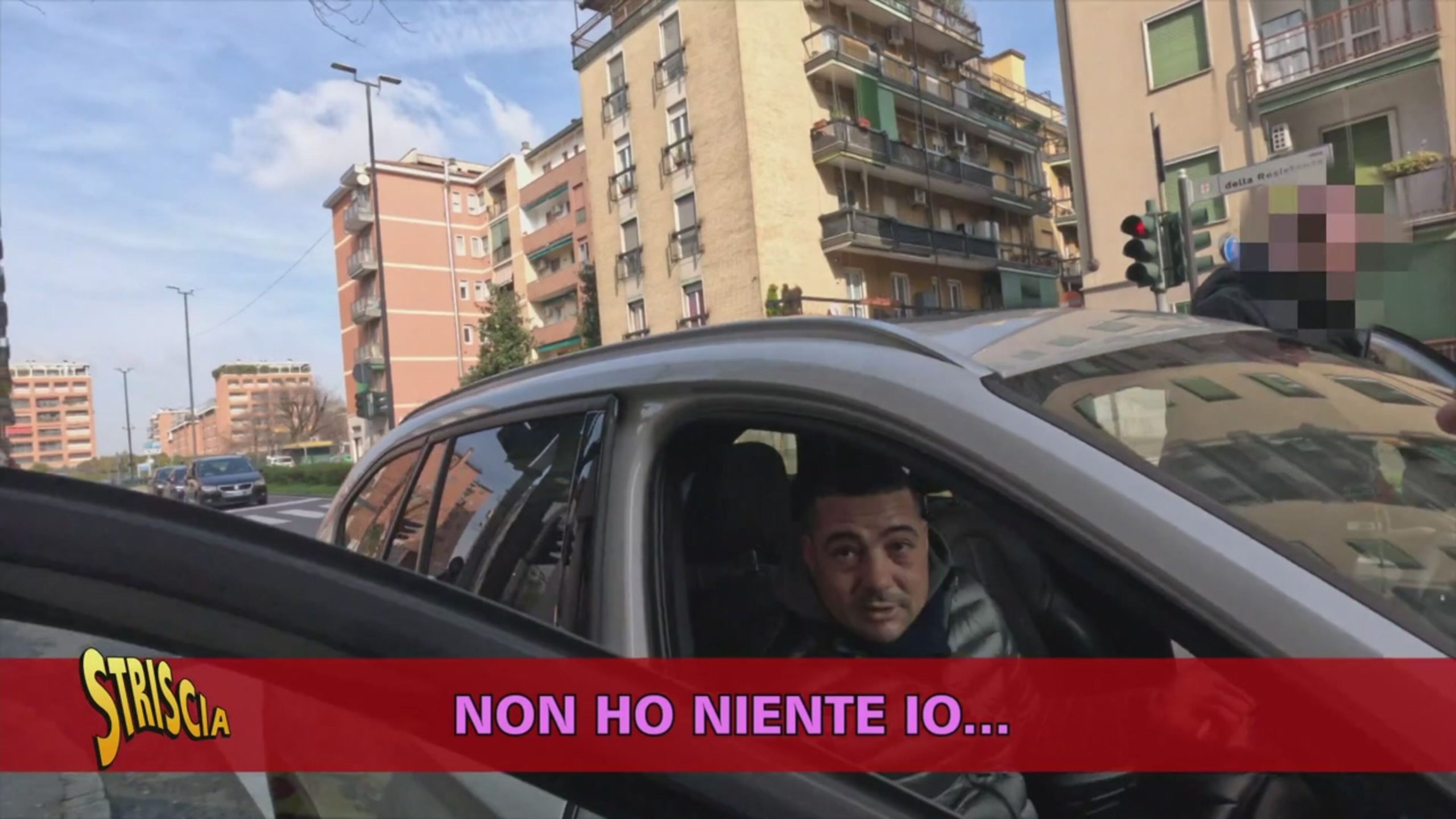Brumotti interviene nel bar degli spacciatori a Corsico, accanto al parco-giochi dei bambini