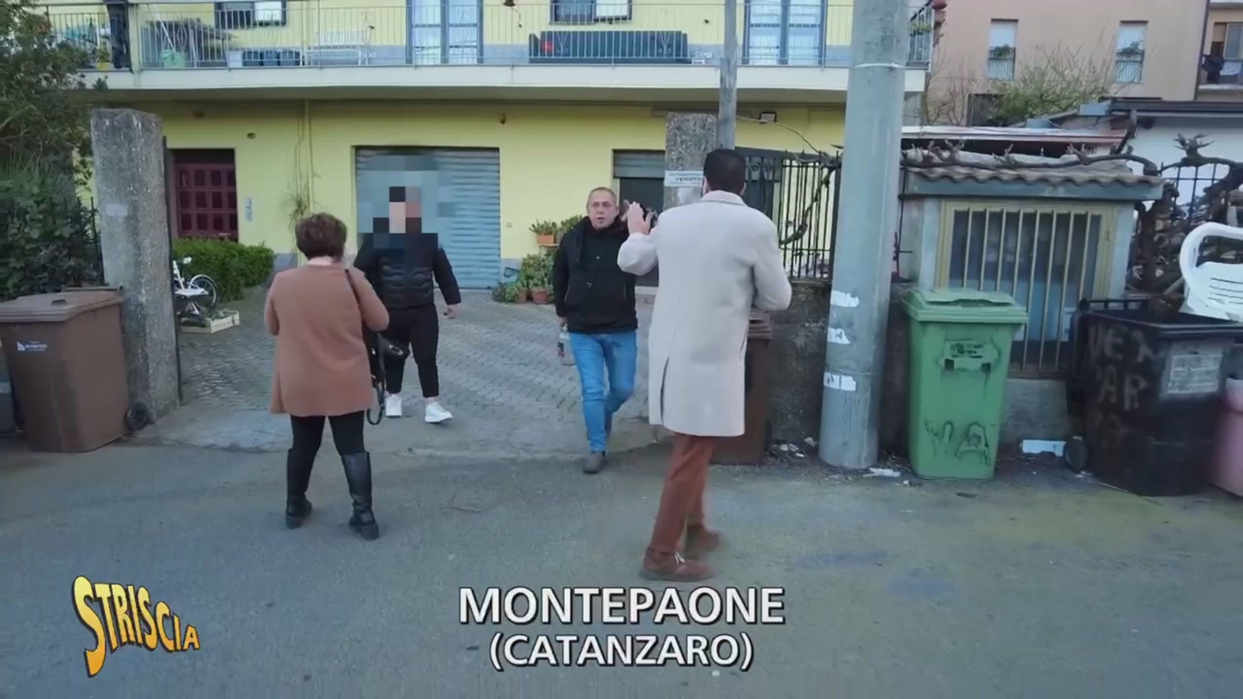 Anticipazione – Colpito con una damigiana in vetro un cameraman del tg satirico.