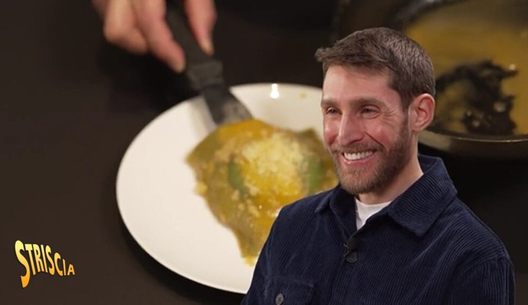 Domani a Striscia il “Raviolone di pasta fresca ripieno di ricotta ed erbette” di Edoardo Valsecchi
