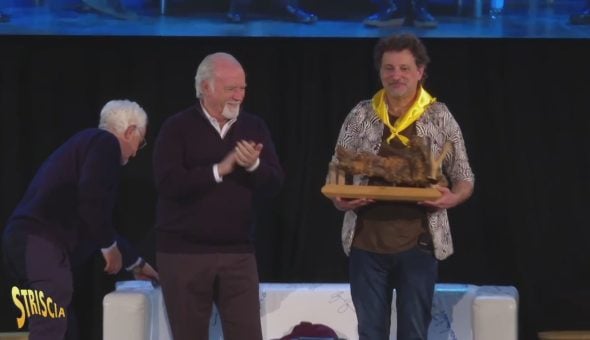 Antonio Ricci consegna a Leonardo Pieraccioni la Fionda di Legno: tra i premiati De André, Villaggio, la Gabanelli e Don Mazzi