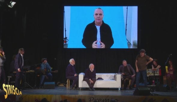 L'esilarante video messaggio di Panariello sul palco della Fionda di Legno: 