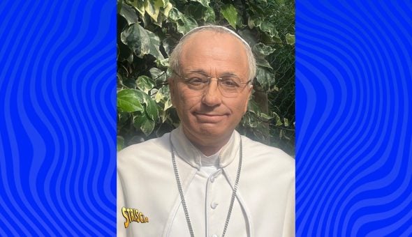 Stasera anche a Striscia la notizia… Habemus Papam! Un nuovo personaggio per Dario Ballantini: Leone XIV commenta l’incontro con il tennista italiano Jannik Sinner