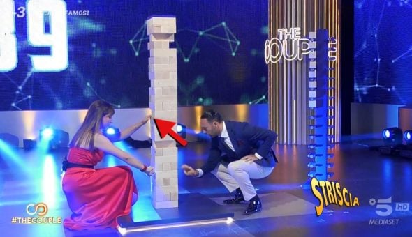 A The Couple ecco il notaio che non nota: una coppia di concorrenti del reality Mediaset vince una prova “barando” e nessuno dice nulla