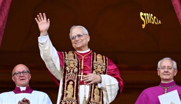 Lo studio di Striscia si ferma per guardare in diretta l'elezione del nuovo Papa