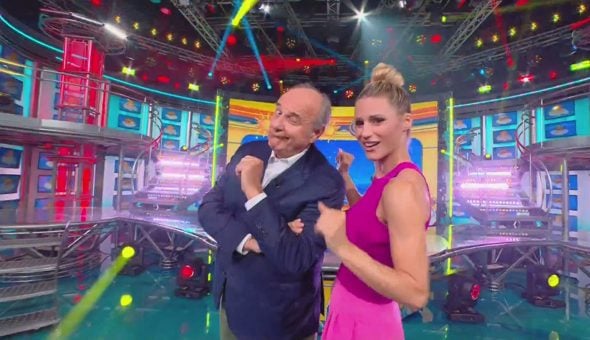 Striscia dei record: ventriloquo canterino e prestigiatore