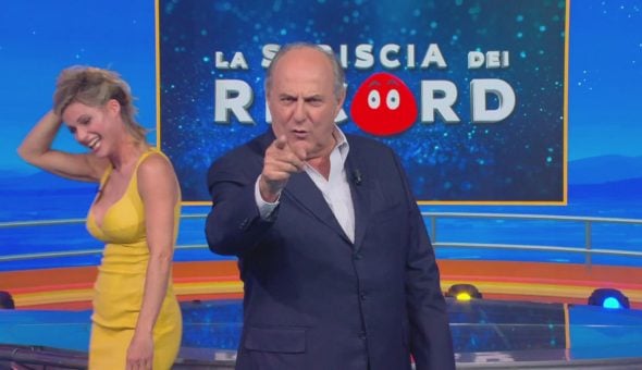 Striscia dei record: chitarra elettrica roteante e orecchie danzanti