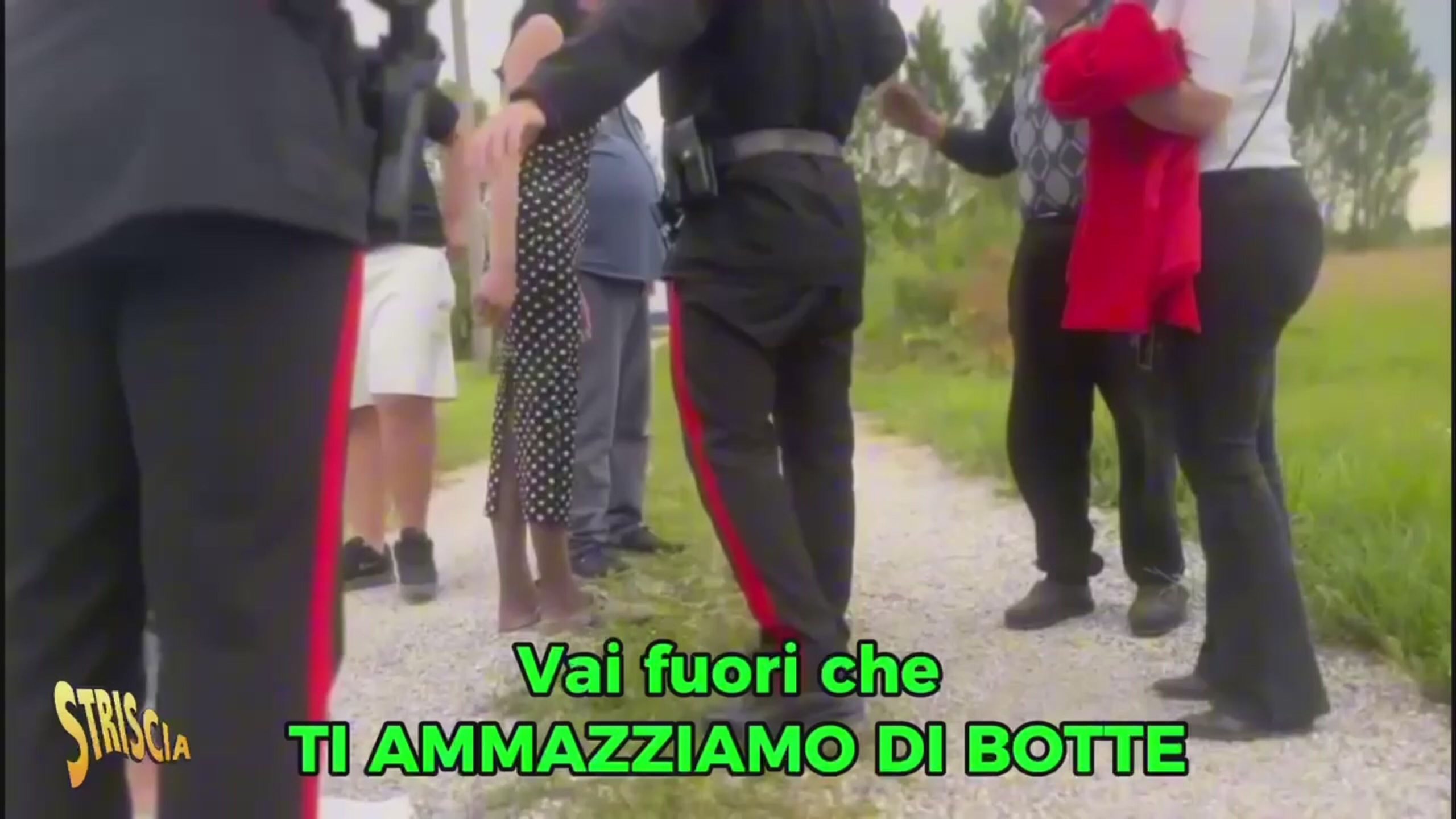 Anticipazione – Brutale aggressione a Rajae e alla sua troupe: pietre, calci e pugni in faccia