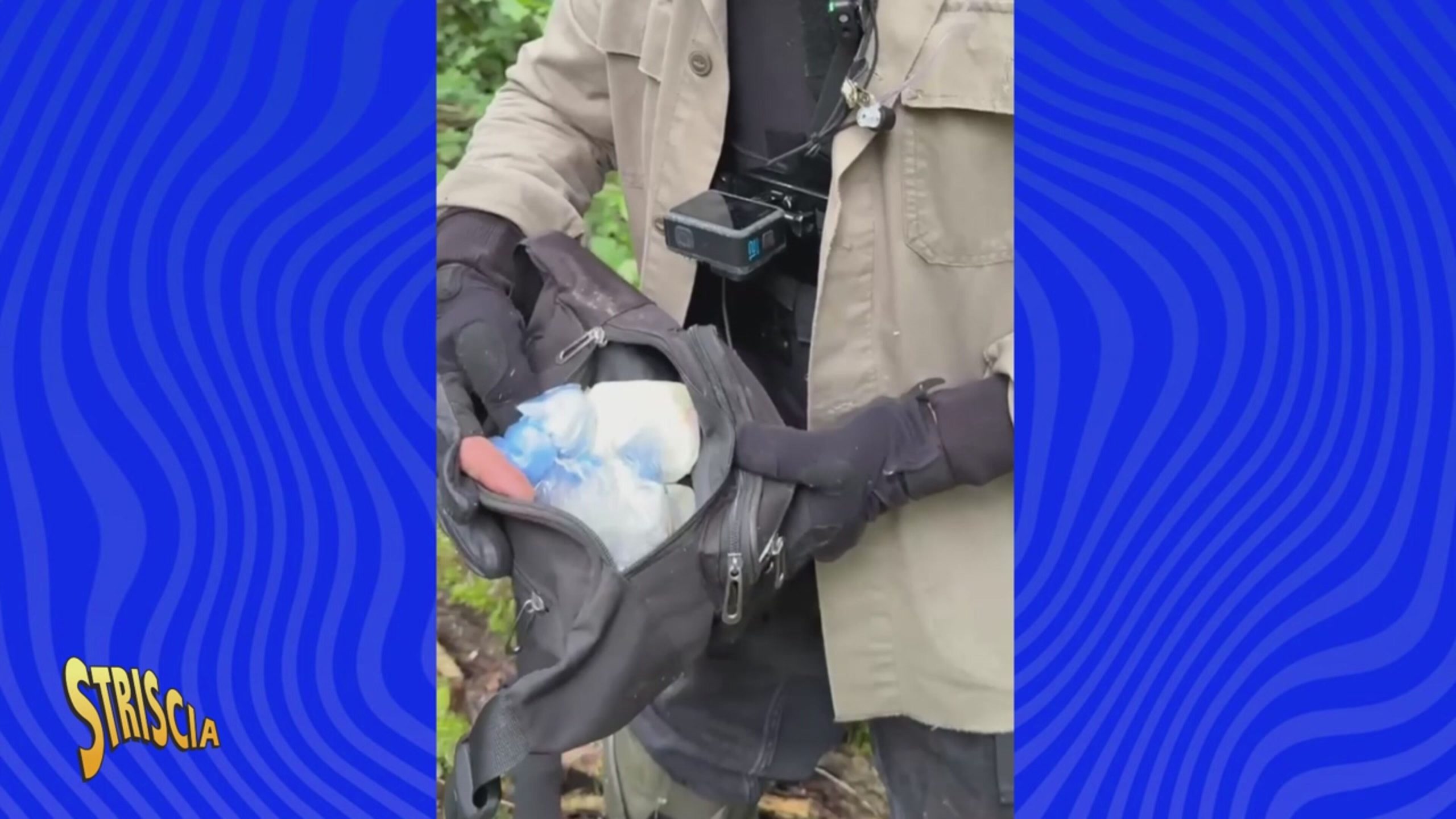 Settala (MI), un borsello pieno di cocaina recuperato da Vittorio Brumotti