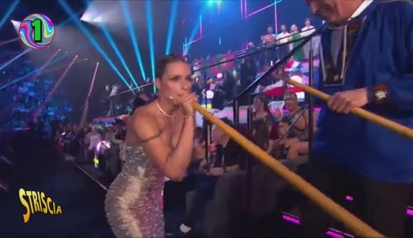 Michelle Hunziker all'Eurovision e lo strumento musicale svizzero di cui non capisce un 