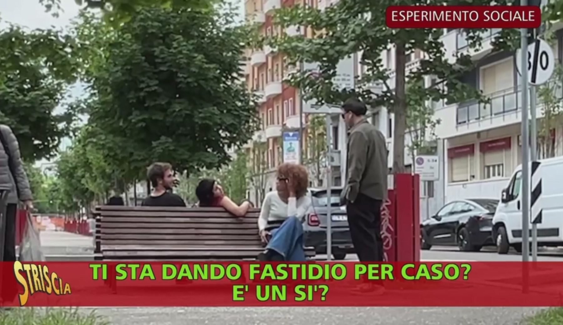 Donne importunate per strada: quante persone intervengono? Nuovo esperimento sociale di Valerio Staffelli sulla violenza di genere. Stasera a Striscia