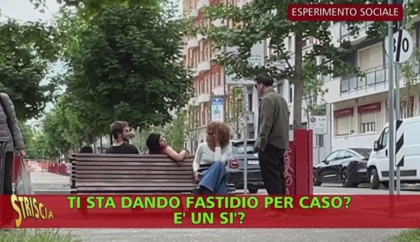 Donne importunate per strada: quante persone intervengono? Nuovo esperimento sociale di Valerio Staffelli sulla violenza di genere. Stasera a Striscia
