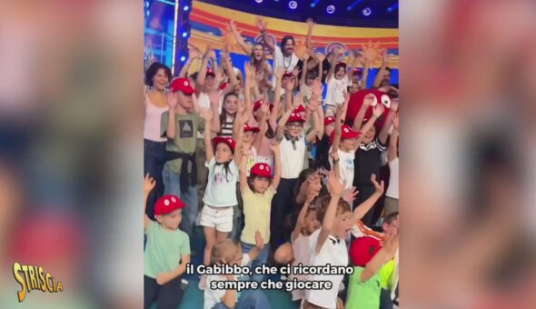 Il video dell'Open Day a Striscia: Militello, Staffelli, il Mago Casanova e Vittoria Ricci accolgono i bambini