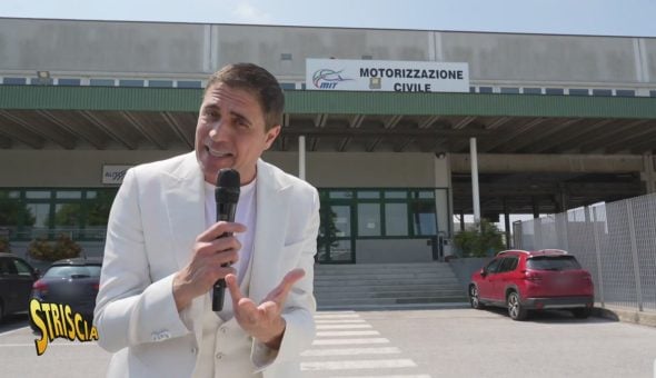 La storia di una casa occupata da un'auto impossibile da rottamare