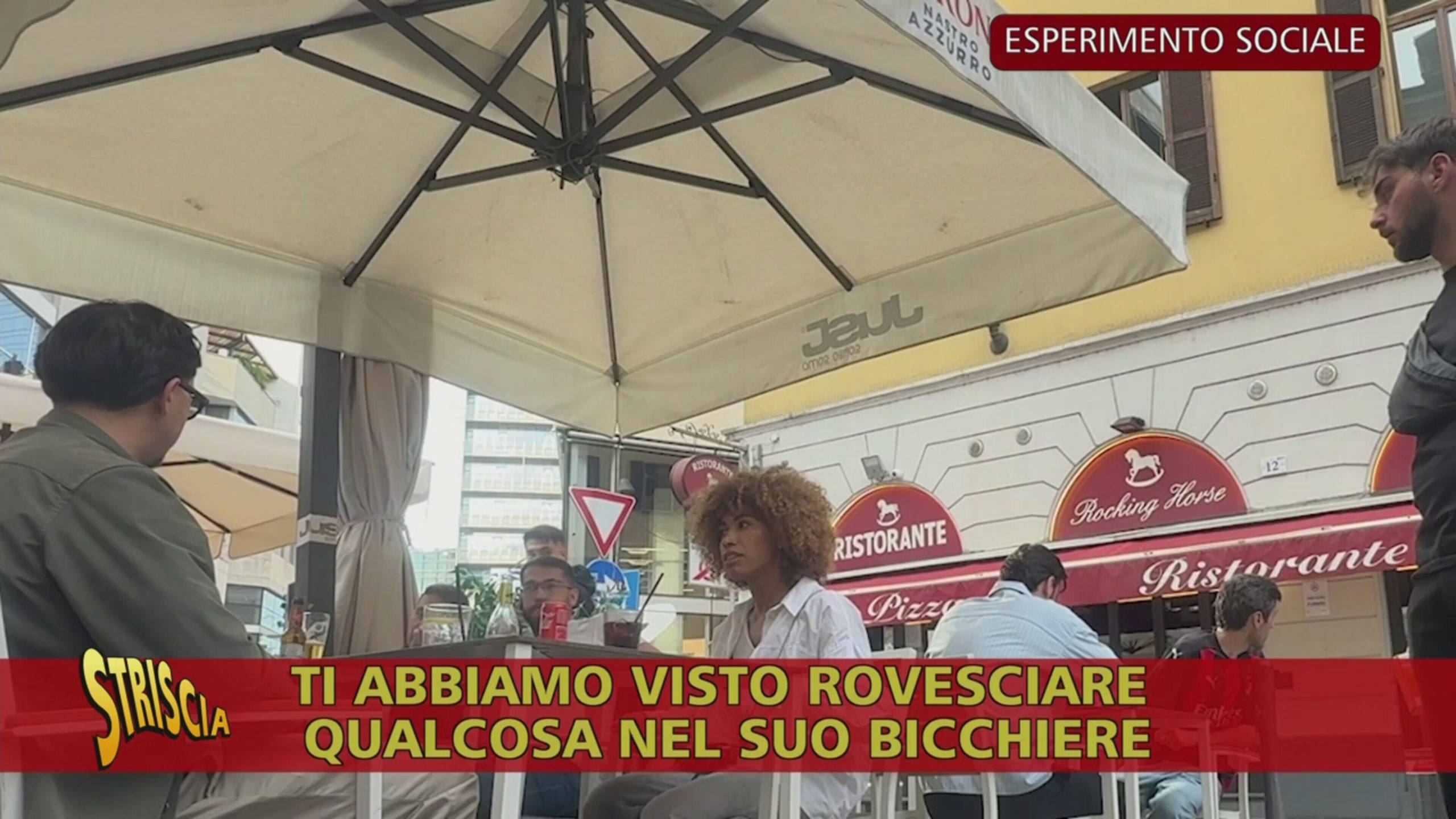 Uomo versa di nascosto una sostanza nel bicchiere di una donna. Come reagiranno le persone?