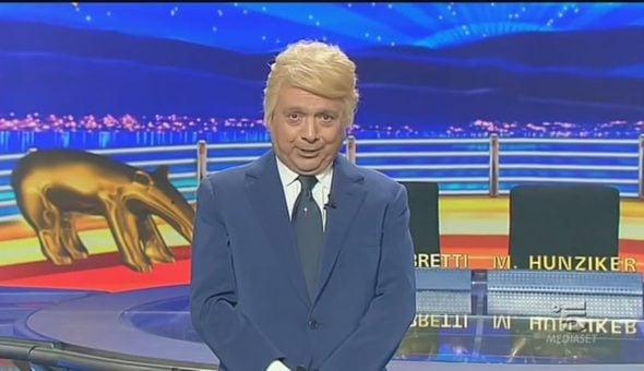 Chiambretti compie oggi 69 anni. Ma ve lo ricordate che per Striscia si trasformava in Donald Trump?