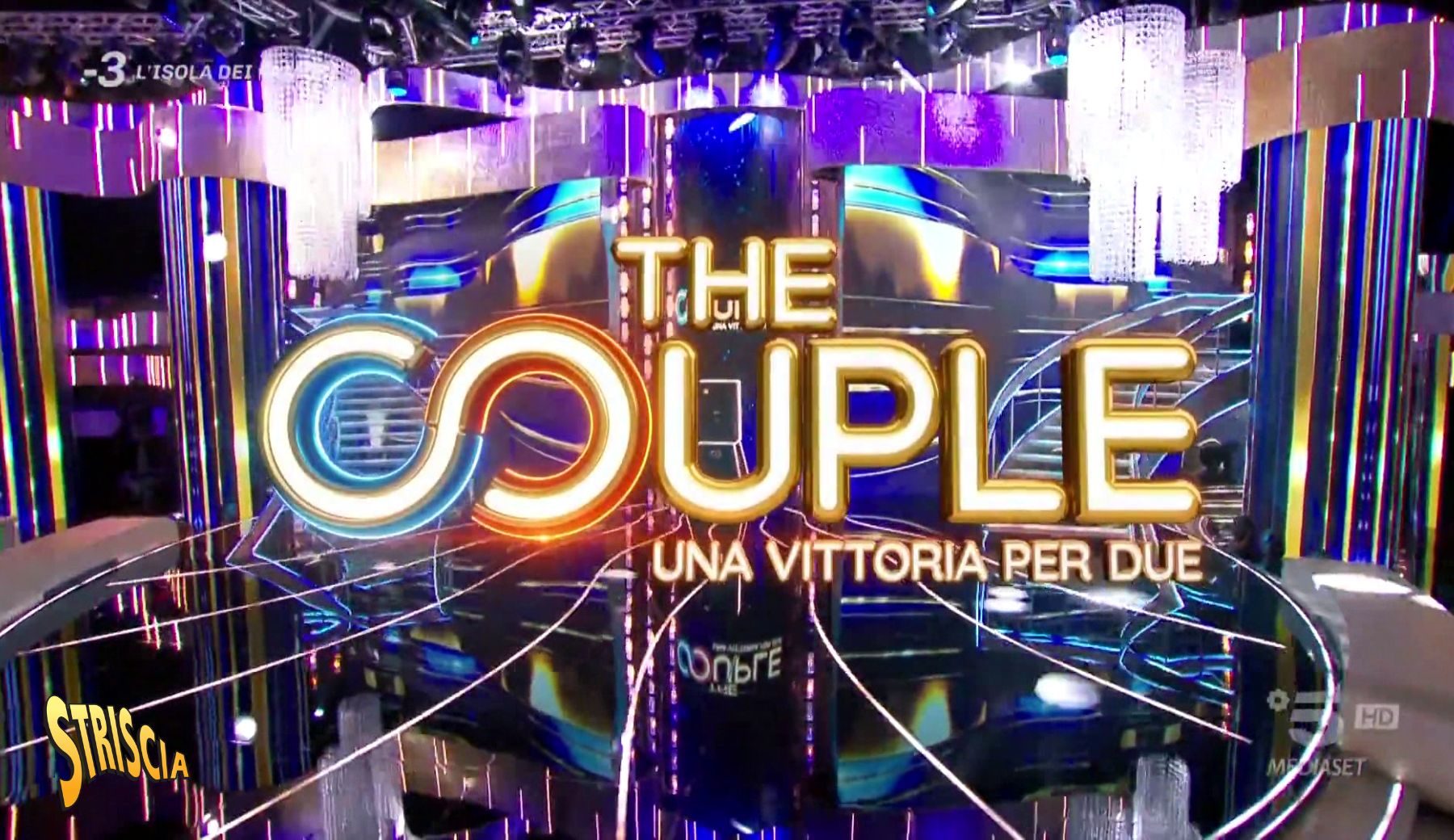The Couple: una coppia di concorrenti vince un gioco “barando” senza che il notaio… lo noti. Gli spettatori del tg satirico invocano la ripetizione della puntata
