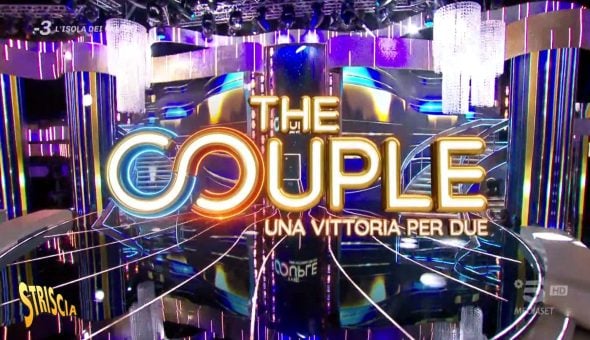 The Couple: una coppia di concorrenti vince un gioco “barando” senza che il notaio… lo noti. Gli spettatori del tg satirico invocano la ripetizione della puntata