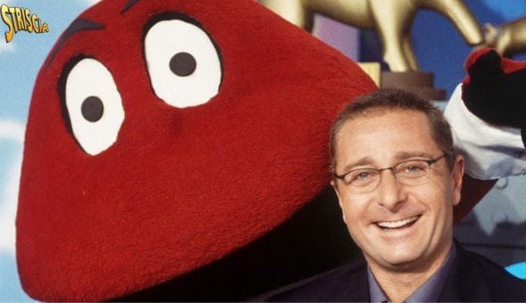 Buon compleanno a Paolo Bonolis: lo festeggiamo ricordando i suoi mitici stacchetti sul bancone di Striscia