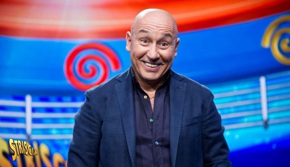Tanti auguri a Maurizio Battista: il re della comicità che, per ben 6 volte, ha condotto Striscia