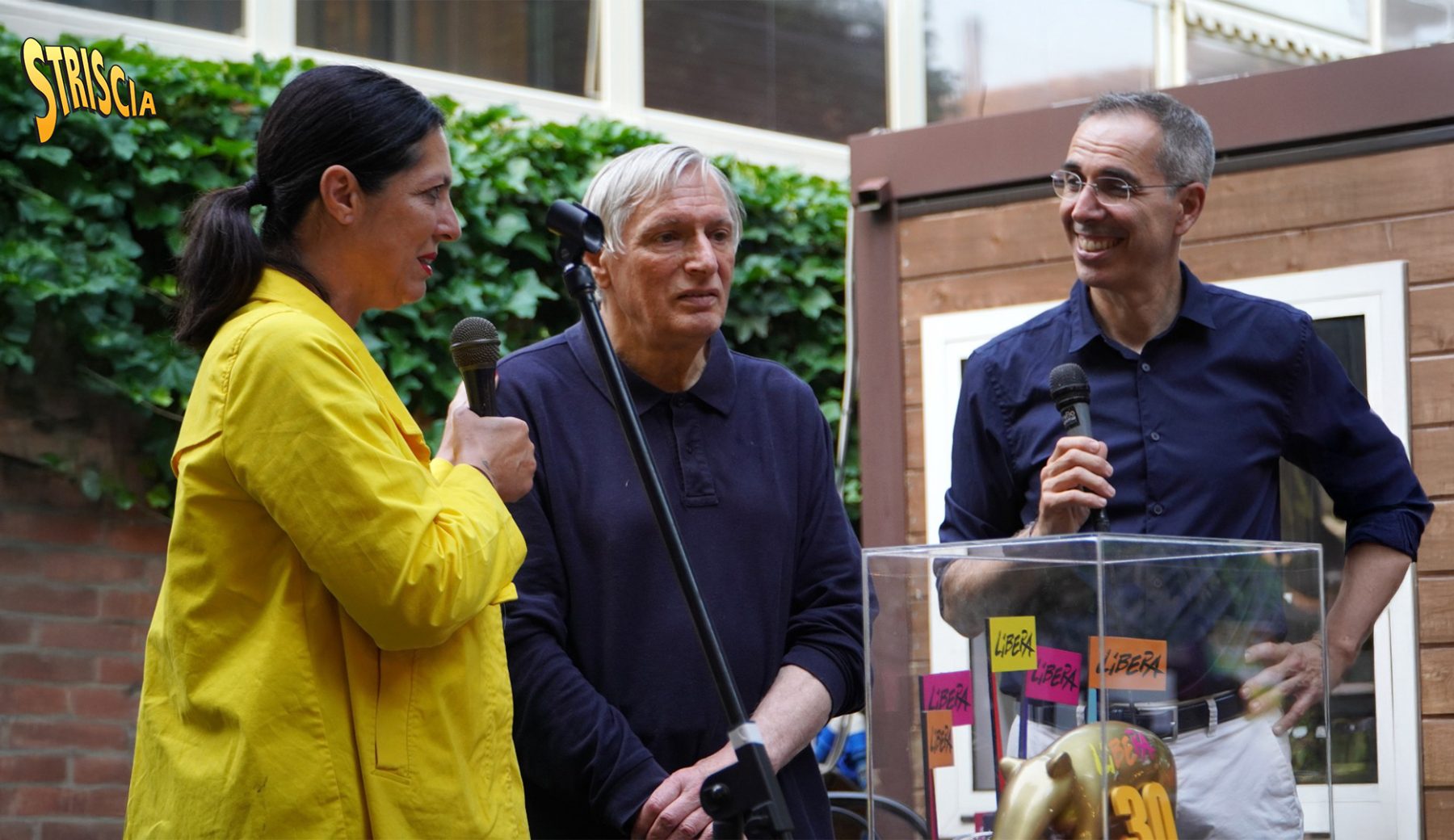 Asta speciale per i 30 anni di Libera: quelli dell’associazione si auto-tassano per aggiudicarsi il Tapiro d’oro portato da Stefania Petyx e regalarlo a don Ciotti!