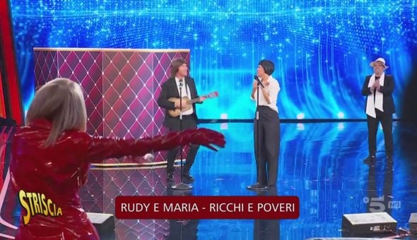 Scivoloni e porte nel sedere: a Tù Sì Que Rìdes non manca nulla, neppure i nuovi Ricchi e Poveri