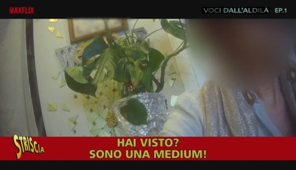Su Maxflix la nuova serie dedicata alla medium che parla con i defunti… anche quando tali non sono