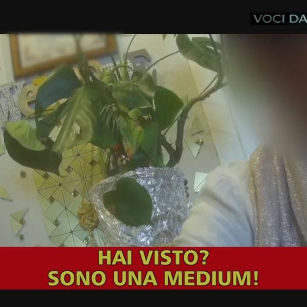 Su Maxflix la nuova serie dedicata alla medium che parla con i defunti… anche quando tali non sono
