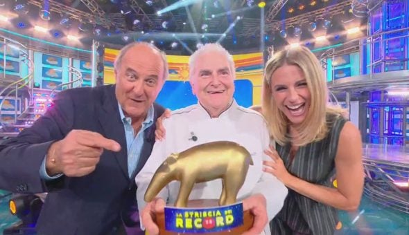 Paolo Montanelli porta due brioche giganti e in cambio ottiene il Tapiro dei record!