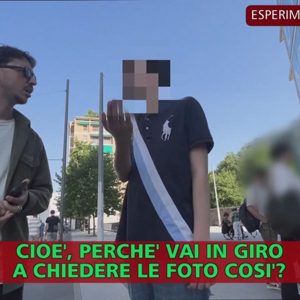 Cosa fai se vedi una donna importunata insistentemente da un uomo che vuole fotografarla?