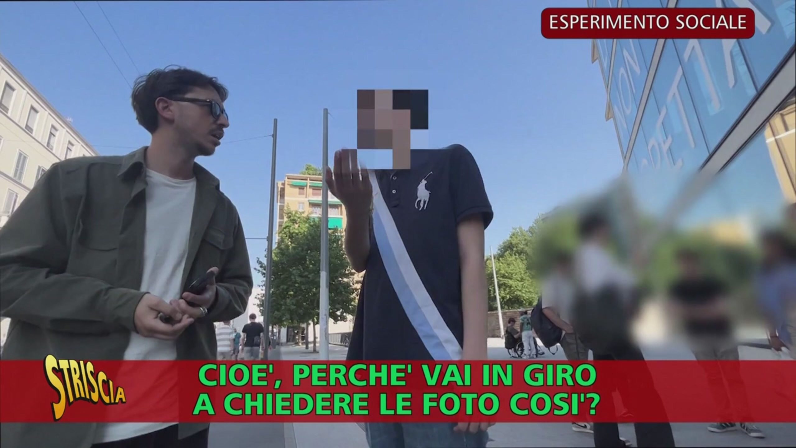 Cosa fai se vedi una donna importunata insistentemente da un uomo che vuole fotografarla?