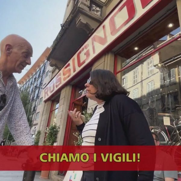 Nuovo esperimento sociale di Valerio Staffelli: come reagisce la gente davanti all’abbandono di un cane?