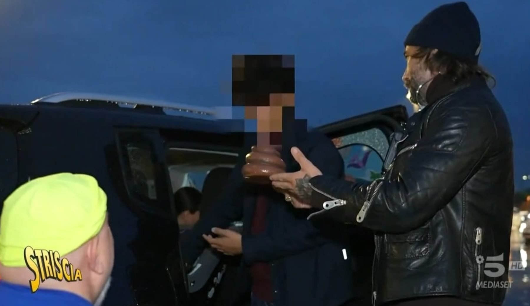 Le “Merdine” di Brumotti in pronta consegna ai furbetti dei parcheggi: da Brescia a Piacenza