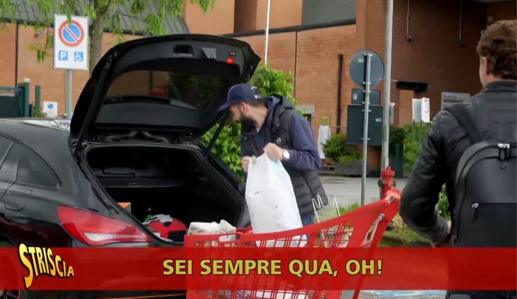 Occupi un posto per disabili senza averne diritto? Ti meriti una “merdina”