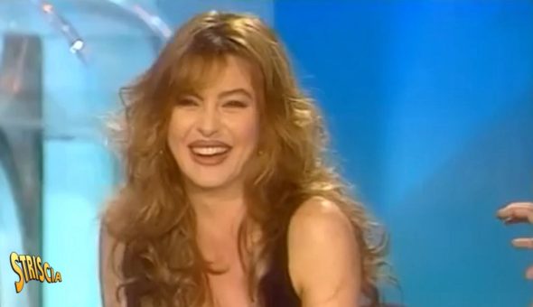 Buon compleanno ad Alba Parietti, simbolo di carisma e ironia che ha condotto Striscia nel 1994